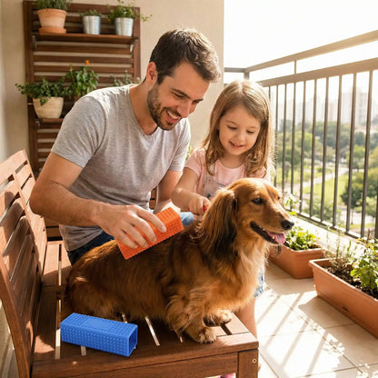pere et fillette brosse leur chien sur le balcon